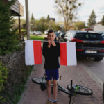 Uczeń z biało-czerwona flagą.