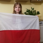 Uczeń z biało-czerwona flagą.