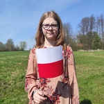 Uczeń z biało-czerwona flagą.
