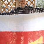 Uczeń z biało-czerwona flagą.