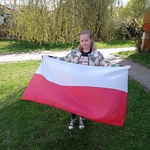 Uczeń z biało-czerwona flagą.