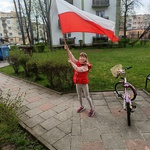 Uczeń z biało-czerwona flagą.