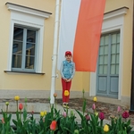 Uczeń z biało-czerwona flagą.