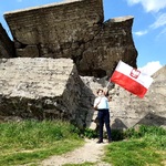 Uczeń z biało-czerwona flagą.