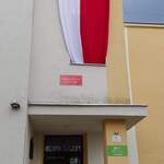 Uczeń z biało-czerwona flagą.