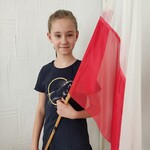 Uczeń z biało-czerwona flagą.
