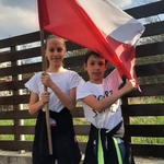 Uczeń z biało-czerwona flagą.
