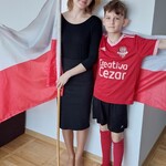 Uczniowie z biało-czerwona flagą.