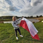 Uczeń z biało-czerwona flagą.
