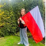 Uczeń z biało-czerwona flagą.