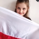 Uczeń z biało-czerwona flagą.