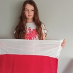 Uczeń z biało-czerwona flagą.