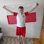 Uczeń z biało-czerwona flagą.
