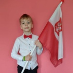 Uczeń z biało-czerwona flagą.
