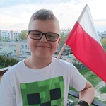 Uczeń z biało-czerwona flagą.