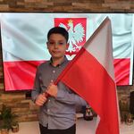 Uczeń z biało-czerwona flagą.
