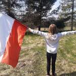 Uczeń z biało-czerwona flagą.