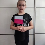 Uczeń z biało-czerwona flagą.