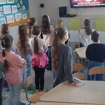 Uczniowie biorą udział w lekcji historii w świetlicy.