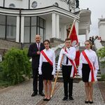 Poczet sztandarowy przed kościołem.