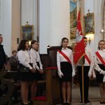 Poczet sztandarowy w kościele.