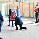 Pan dyrektor składa hołd sztandarowi.