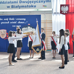 Uczniowie składają ślubowanie.