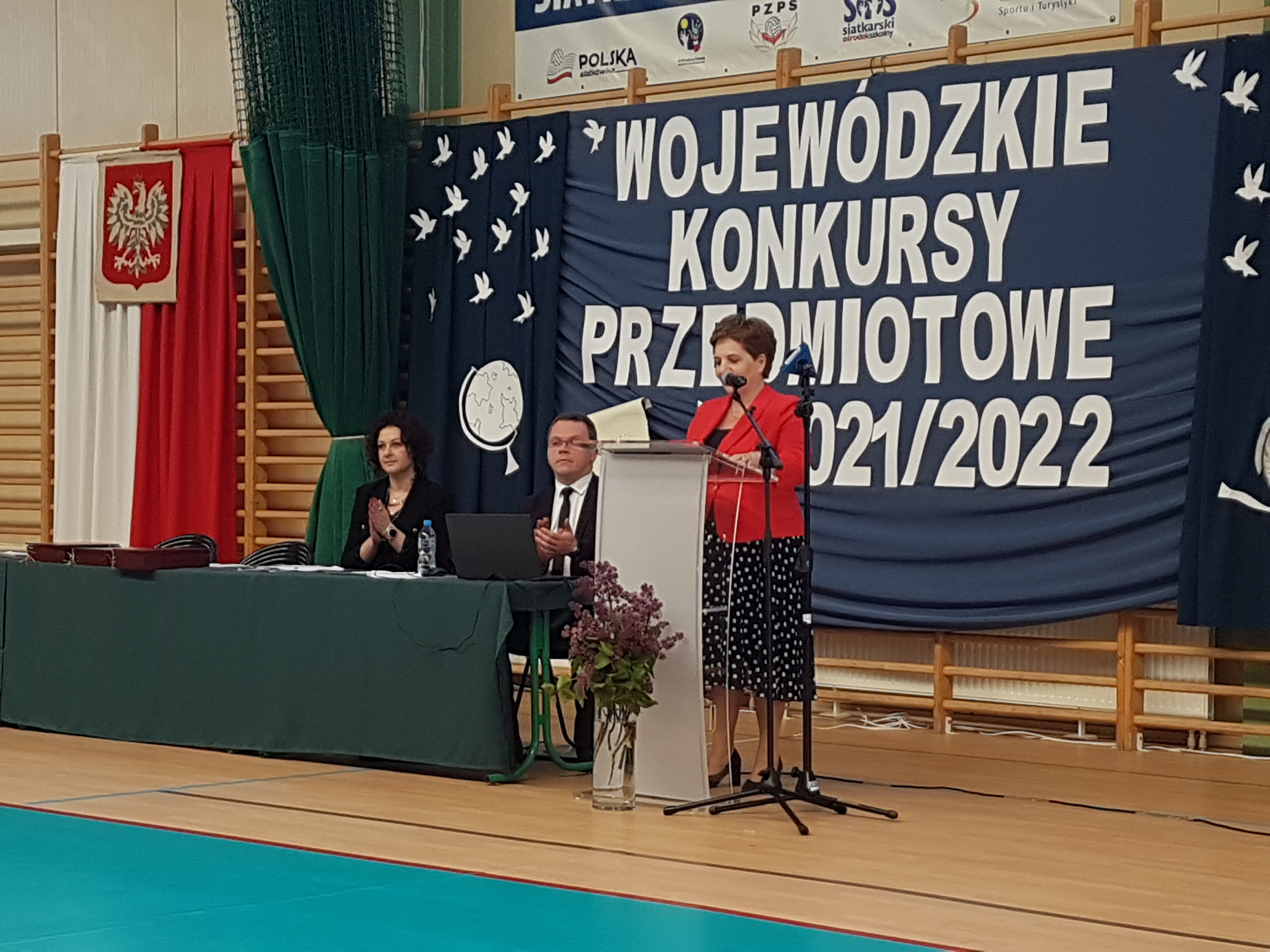 Pani kurator przemawiająca na uroczystości.