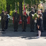 Warta honorowa i dyrekcja składająca kwiaty.
