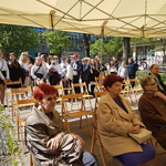 Uczniowie i goście na uroczystości.