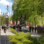 Żołnierze i goście pod pomnikiem.