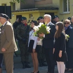 Warta honorowa i dyrekcja składająca kwiaty.