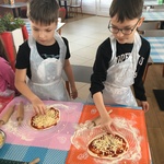 Uczniowie wykonujący pizzę.