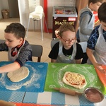 Uczniowie wykonujący pizzę.