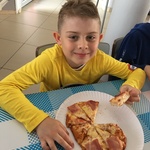 Uczniowie wykonujący pizzę.