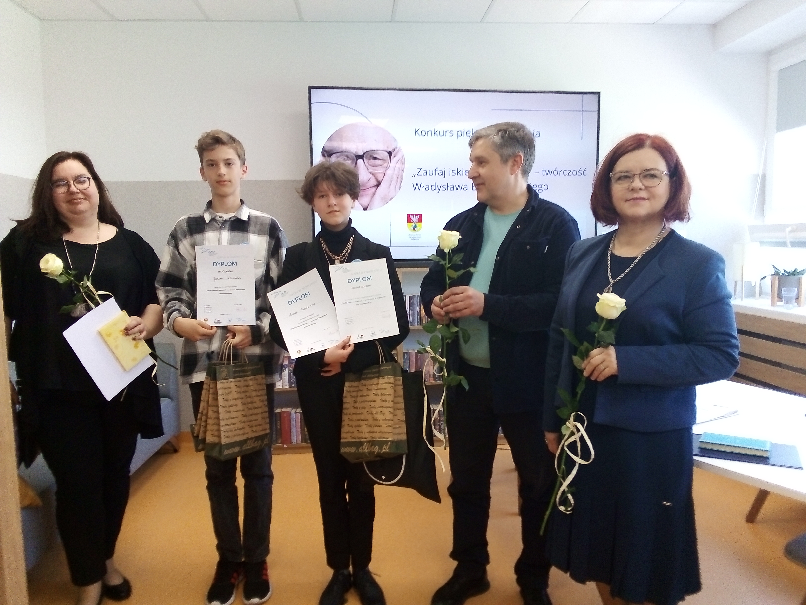Zwycięscy uczniowie konkursu recytatorskiego trzymają dyplomy.
