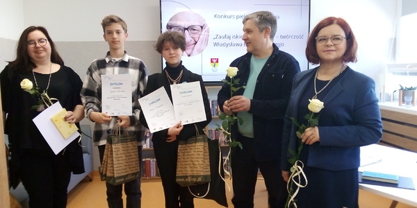 Zwycięscy uczniowie konkursu recytatorskiego trzymają dyplomy.