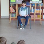 Uczeń czytający książkę.