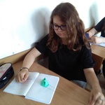 Uczeń wykonujący bryłę z papieru.
