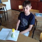 Uczeń wykonujący bryłę z papieru.