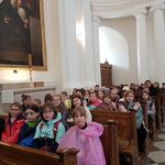 Uczniowie w kościele