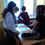  Uczniowie uzupełniający karty pracy w klasie. 