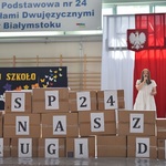 Napis ułożony z tekturowych pudeł.