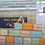 Napis ułożony z tekturowych pudeł.