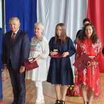 Wyróżnieni uczniowie i nauczyciele medalem.