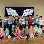 Zdjęcie klasowe na tle wystawy o kropkach.