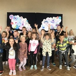 Zdjęcie klasowe na tle wystawy o kropkach.