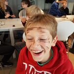 Twarz ucznia śmiejącego się.