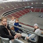 312Zdjęcie uczniów na tle stadionu narodowego od wewnątrz.