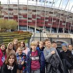 Zdjęcie uczniów na tle stadionu narodowego 